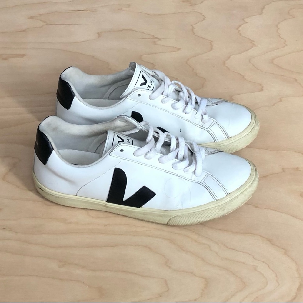 Veja White Leather Sneakers with Black V Accent Unisex Size 8.(flaws)